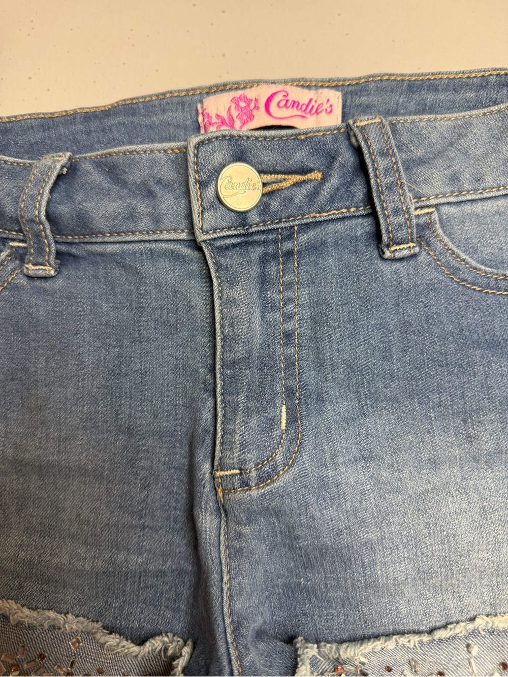 Candie’s Denim Shorts Women’s Size 1 Light Wash Jewel Embellished Cuffed Hem Y2K - Picture 3 of 7